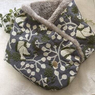 ハンドメイド☆ネックウォーマー北欧リネン鳥と実リーフ刺繍ファ