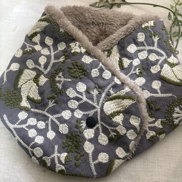 ハンドメイド☆ネックウォーマー北欧リネン鳥と実リーフ刺繍ファ