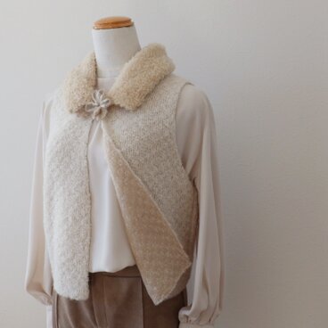 ウールファーの襟とブローチ付きベスト