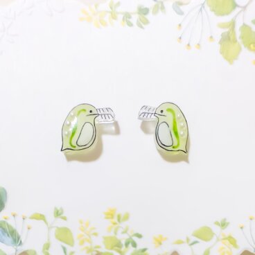 ～小さなピアスシリーズ～光るミジンコのピアス/ノンホールピアス(樹脂イヤリング)