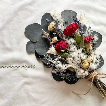 赤い薔薇とアンティークグリーンユーカリの冬スワッグ クリスマスやお正月にも✩.