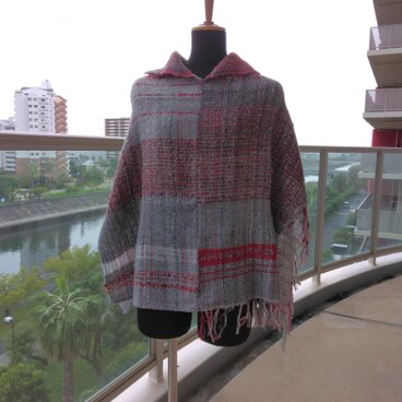 気軽に羽織れるポンチョ（赤、グレー）
