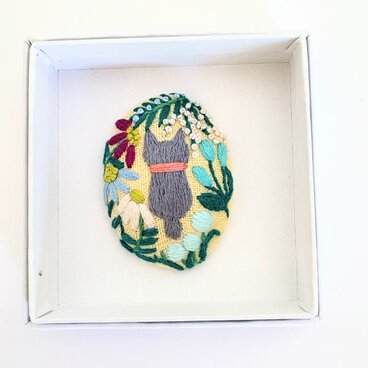 ねこと草花の刺繍ブローチ(botanical）#421