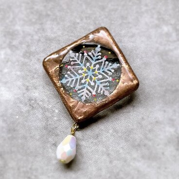 雪の結晶のブローチ　ステンドグラスブローチ
