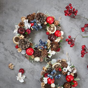 '25 クリスマス りんごと松ぼっくりと青いベリーのリース★22㎝