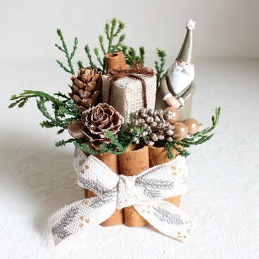 シナモン香る、小さな大人サンタのミニクリスマスアレンジ　R&yCH174