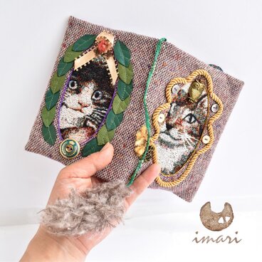 wreath & forest owl～2匹の猫さんのぞくブックカバー（手帳カバー）2025