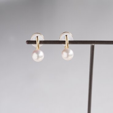 ピアスのように見える、上品なパールイヤリング 7.5mmゴールド色：シャンパーンゴールド　