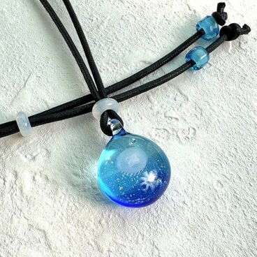 ガラスのクラゲネックレス
