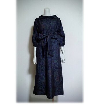 480　レトロなロールカラーワンピース　大島紬　黒　花柄　着丈長め　サッシュベルト付き　正絹