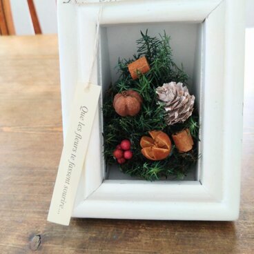 小さな白いフレームにツリーをとじこめて・・