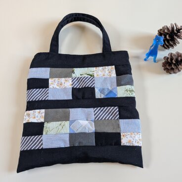 黒色　パッチワークのぺたんこバッグ♪