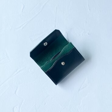 フラップミニウォレット（ブラック×グリーン）　ミニ財布　バイカラー　イタリアンレザー　革　コンパクト財布　小銭入れ