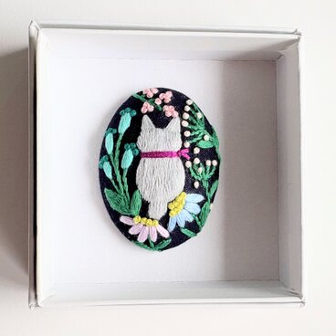ねこと草花の刺繍ブローチ(botanical）#423