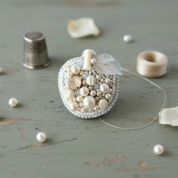 白いりんごのビーズ刺しゅうブローチ（K1237)