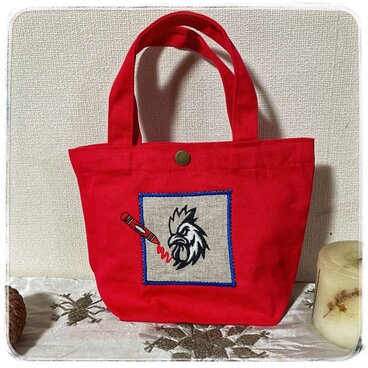 雄鶏の赤色ミニトートバッグ　ランチバッグ　サブバッグ　お散歩バッグ　スナップ