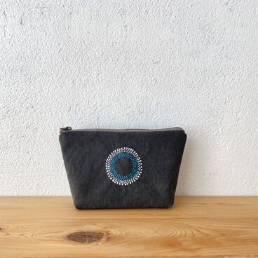 刺繍入りポーチ 炭黒