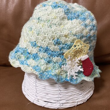 冬ブローチ付きキッズニット帽