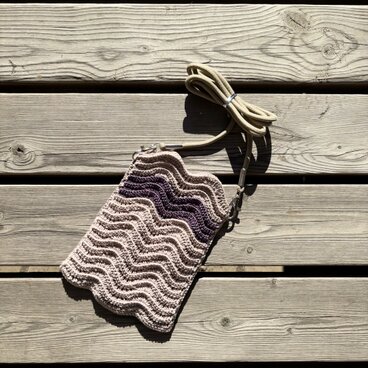 なみなみ模様のスマホショルダー⑨〈ピンクベージュ×パープル〉