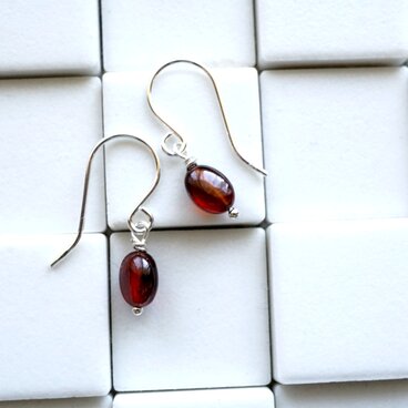 ヘソナイトガーネットのオヴァール型ピアス