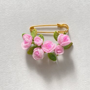 バラのカブトピン・レース編み