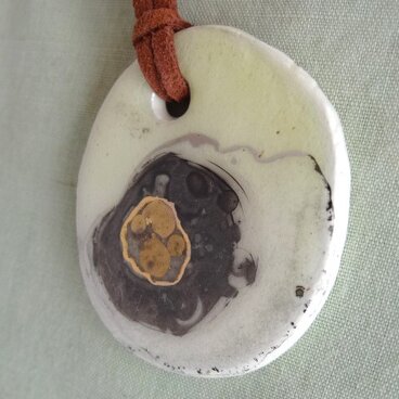 白のネックレス、金色模様　W01