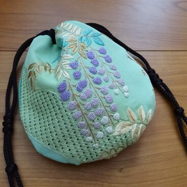 可愛い巾着（相良刺繍・藤）