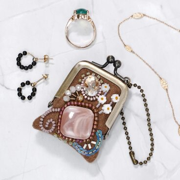 小さなビーズ刺繍のがま口 No.86｜キャメル×ウール｜ネックレス・バッグチャームにも｜アクセサリーケース｜一点物