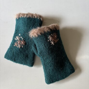 ゆびなしフエルトミトン　flower ひいらぎ