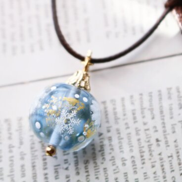 クリスマスペンダント「オーナメントモチーフ」雪の結晶(薄い水色）
