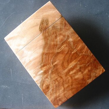 【栃】木製名刺入れ　紅白の木肌と杢が綺麗なカードケース