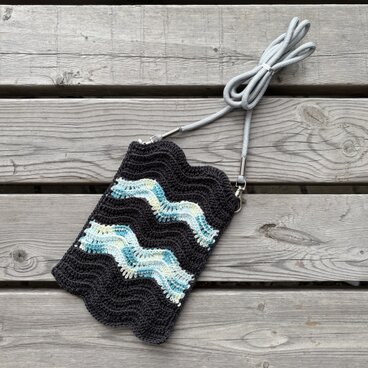 なみなみ模様のスマホショルダー⑩〈チャコールグレー×ライムブルーミックス〉