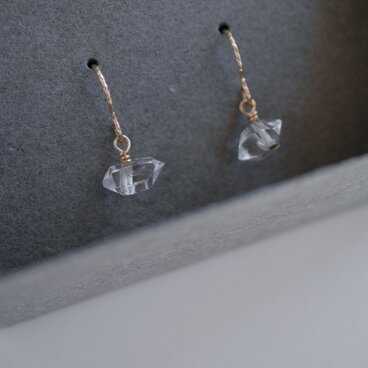 ハーキマーダイヤモンド ｜14kgf 小さなハーキマーダイヤモンドフックピアス 小さい 上品 華奢