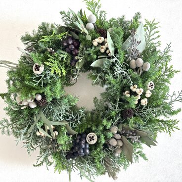 ナチュラルなシルバーグリーンクリスマスリース