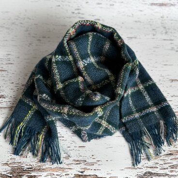 チェックマフラー　地模様入り