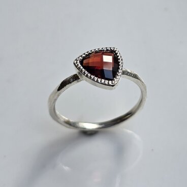 ガーネット　ザクロ石　トリリアントチェッカーカット8㎜　ミル打ち　シルバーSV925リング