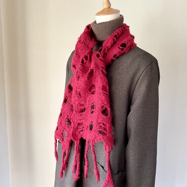 真っ赤な手織りフェルトストール