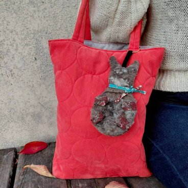 サビ猫チャーム ：焦げ茶色〈羊毛フェルト キーホルダー バッグチャーム ブロックプリント ねこなで ねこ〉