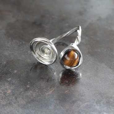 錫と天然石のオープンリング　MEGULY　タイガーアイ　はもん