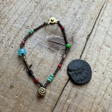 ＊古のブレス。@真鍮のモチーフ玉＋ジャワのリサイクルビーズ＋フランスのデッドストックビーズのシードビーズ＋古いビーズいろいろ