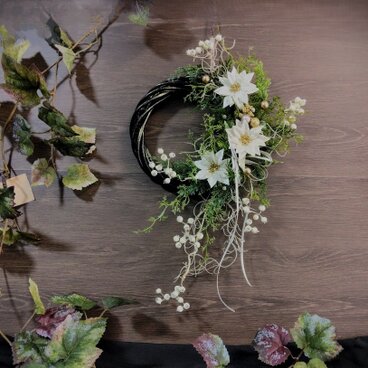 ★【数量限定販売】ポインセチア（ホワイト） と サンキライ の クリスマスリース AX606 アーティフィシャルフ