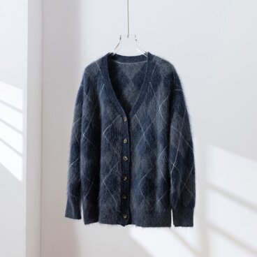 防寒性とおしゃれさを兼ね備えた、秋冬の必須アイテム ウールとカシミヤ混カーディガン 　紺色　251124-1