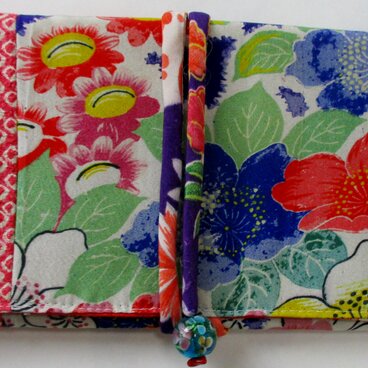 ８５３３　絞りと花柄の着物で作った和風財布・ポーチ