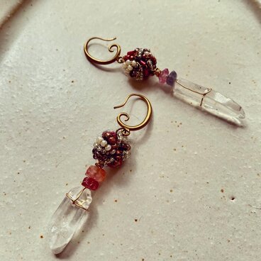 粒々と水晶のピアス