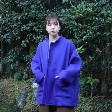 圧縮カラーのバンドカラーコート（ブルー）