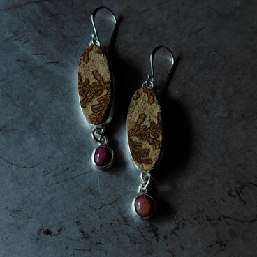 デンドライトライムストーンとルビーのシルバーピアス