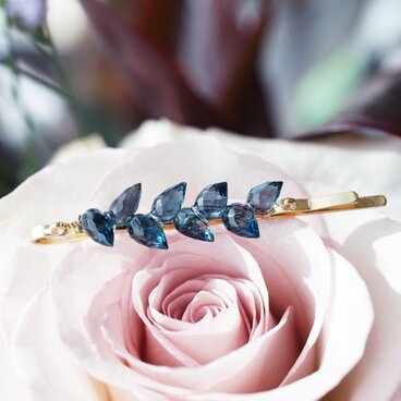 ロンドンブルートパーズによるりんどうの花のヘアピン　～龍胆（りんどう）