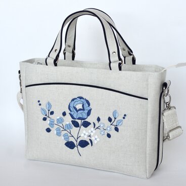 青い花刺繍のショルダーバッグ