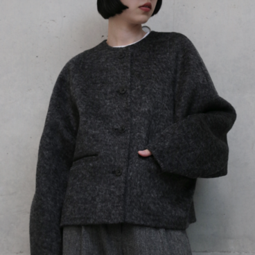 熟練の職人が一点一点手縫いで仕立て上げた、冬の特別なウールショートコート　251130-1