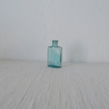 古いブルーガラス　小さな瓶　昔の薬瓶